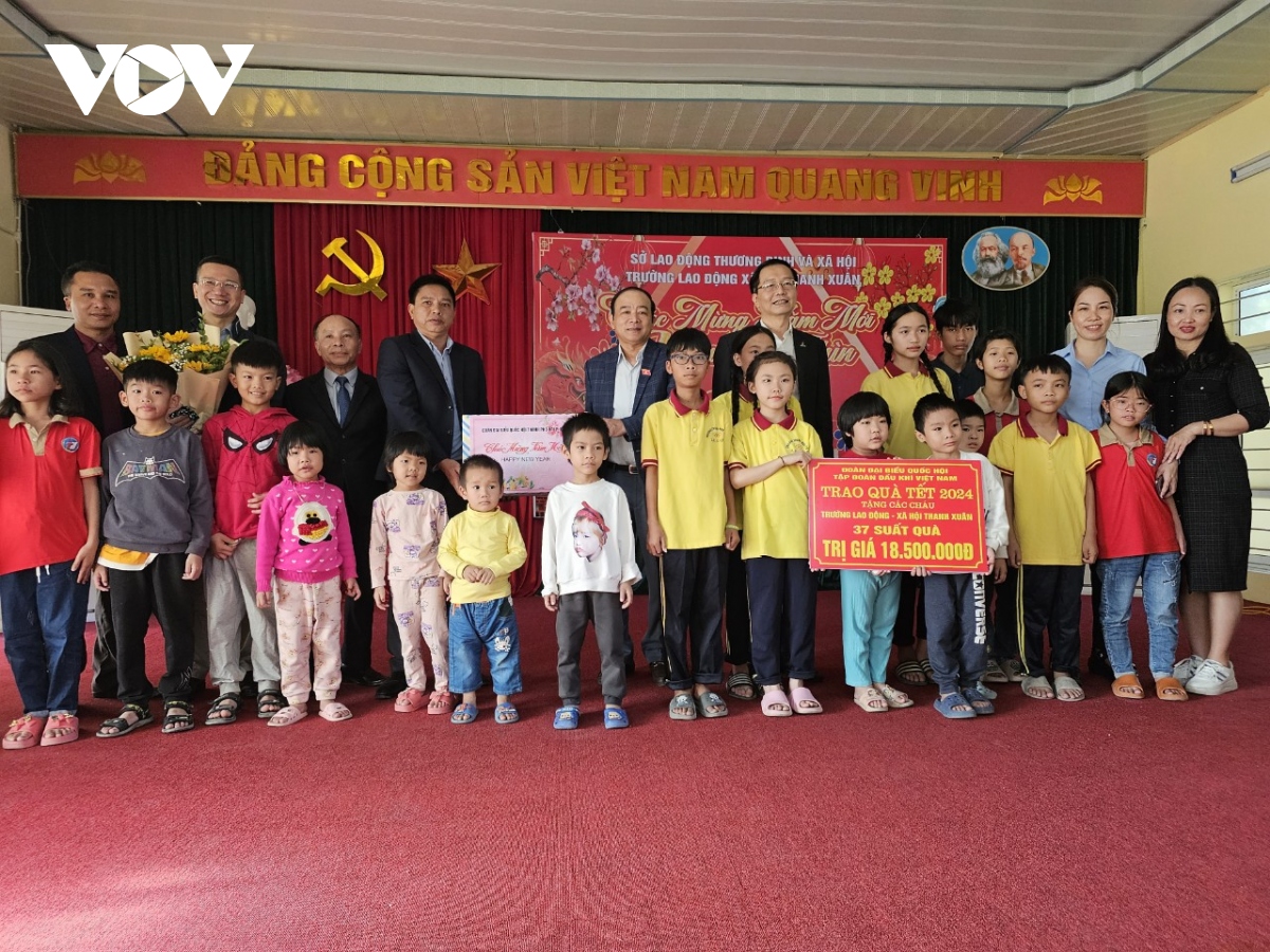 Tặng 1.000 suất quà Tết cho các gia đình chính sách, trẻ em mồ côi ở Hải Phòng